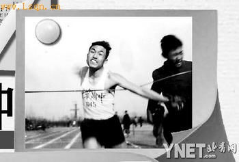 1966�꣬���ߣ����ڴ����˶�����ײ�ߺ�Ϊ�����յ�ͬѧ��˦���ܵ�