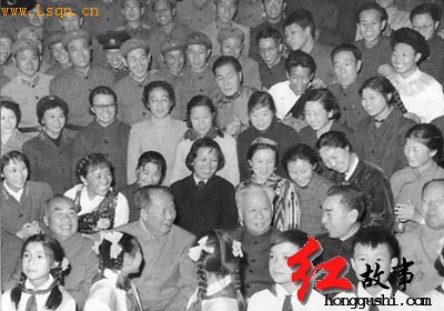 1964��10��16�գ�ë�󶫡������桢�ܶ�������¡�����ȽӼ��μӴ��������赸ʷʫ�������졷�ݳ���ȫ����Ա
