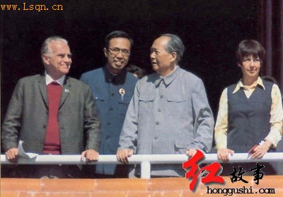 1970��10��1�գ�ë�󶫺�˹ŵ���������찲�ų�¥�ϡ�ͬ��12�£��ں�˹ŵ��̸���У���ʾ��ӭ������ͳ����ɷ����й�����������������ϵ
