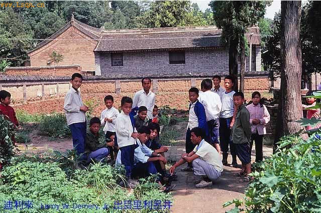 ���⾵ͷ�µ�83������<span class=zhu>[ע: ������-�����У�Ӣ��������Xi an������ʱ������Hsian�����ųƳ������й��Ŷ�֮��,�����Ĵ������Ŷ�֮һ�������ڹ�Ԫǰ16���͡�]</span>