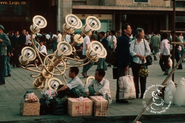 80年代初北京站等车的人们_老照片图库_中国历史网