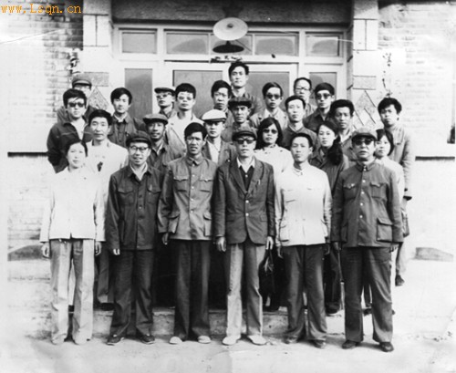 搞好群众文化为了提高文化站、室干部的业务水平,搞好农村群众文化,1986年7月23日武川县文化馆受县文化局委托举办了全县文化站干部培训班。参加这次训练的有乡镇文化站干部和县文化馆的全体人员等。为了办好培训班,文化馆专门聘请了内蒙古群艺馆、乌盟(现乌兰察布市)文化科具有丰富群众文化理论知识和实践经验的领导同志讲授、辅导,还聘请了全盟先进文化站化德县白音特拉乡文化站任涌同志作经验介绍。WWw.lSqn.CN培训期间还组织学员赴察右中旗金盆乡、铁沙盖乡、广益隆乡