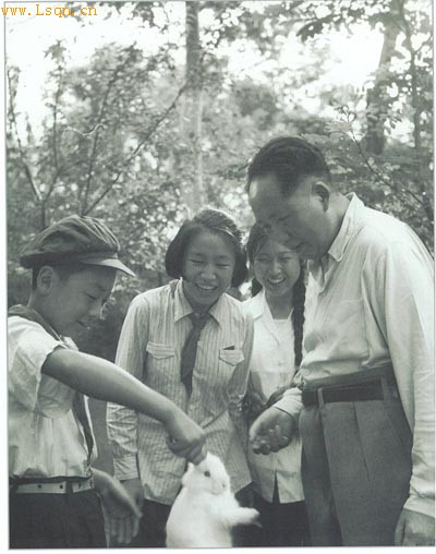 毛泽东与孩子们在一起