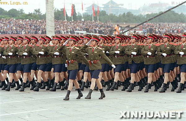 女兵方队受到时任中央军委主席邓小平的通令