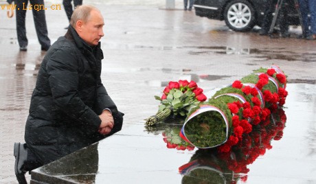 普京向车臣战场烈士纪念碑献花称俄不可战胜
