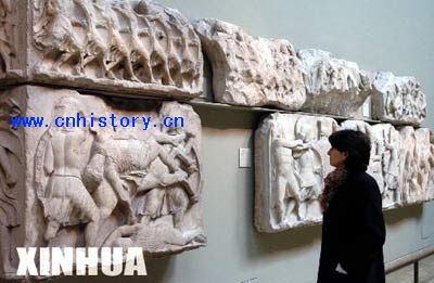 ����3��10�գ�һ��Ůʿ�ڴ�Ӣ����ݹۿ���ϣ����̨ũ������ǽ�ϵĸ��� �»�����߳����� 