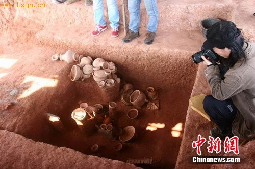 广州考古发掘新突破 发现跨越八个朝代古墓群