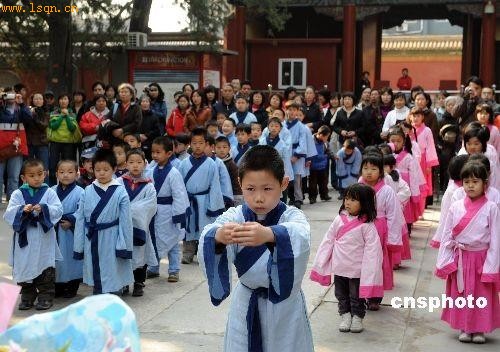 北京国子监首次清明祭孔 少年身着汉服习孔仪