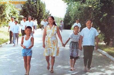 1983年邓小平在秦桧跪像前教育后代