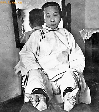 如满族男人不留发,便强令汉人\剃发\