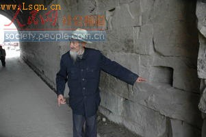 94岁高龄的周晓初老人指着那次轰炸的弹坑,他至今仍清晰地记忆着那段血泪史 94岁高龄的周晓初老人指着那次轰炸的弹坑,他至今仍清晰地记忆着那段血泪史