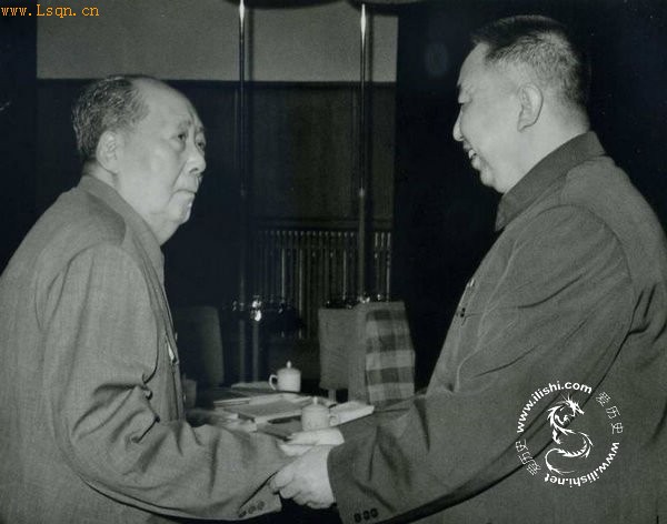 建国后毛主席官方新闻照_历史千年