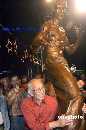 李小龙铜像去年11月27日正式落户香港尖沙咀星光大道。