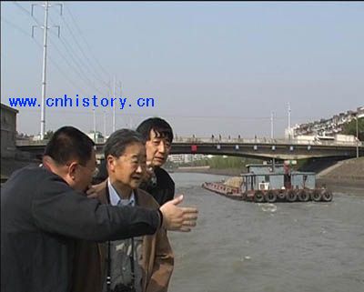 两位老人做了一些分工,跑路的活主要由年轻一些的罗哲文干;然而这位相对年轻些的老罗毕竟也83了,连照顾自己的时间都很有限。