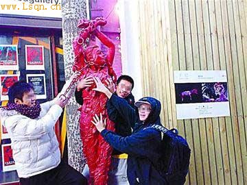 女英雄赵一曼雕塑遭猥亵:怎能容忍道德缺失(图)