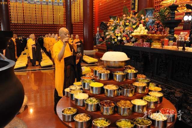 历史千年 社会 宗教信仰 佛教 >> 正文      明海大和尚在观音殿前